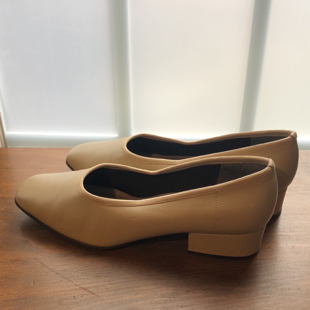 Naturalizer beige pumps 7 1/2 W Leather upper
